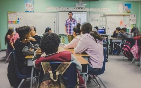 Comment gérer les émotions et les relations de votre enfant dans un lycée ?